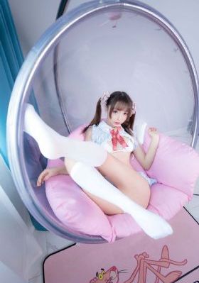 把玩着她胸前的一对小兔子_720全集免费观看